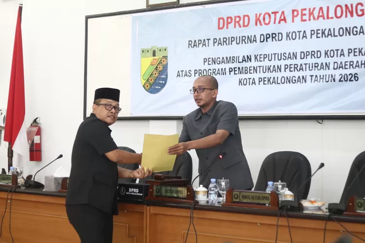 DRAFT : Ketua DPRD Kota Pekalongan, M Azmi Basyir saat menerima draft sembilan usulan Peraturan Daerah (Perda) yang telah masuk dalam Propemperda 2025, saat Rapat Paripurna.