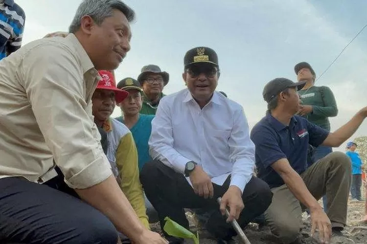 Pj Gubernur Sulsel Bahtiar Baharuddin memulai penanaman pisang di Kelurahan Lawawoi, Sidrap, Sabtu (11/11/2023)