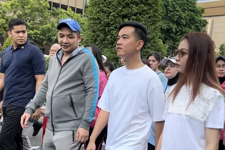 Cawapres Gibran Rakabuming Raka menyapa masyarakat Jakarta di Car Free Day