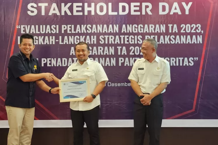 Kepala BPKPD Bulukumba Andi Sufardiman mewakili Pemkab Bulukumba menerima penghargaan pengelolah DAK Fisik 2023 dengan baik.
