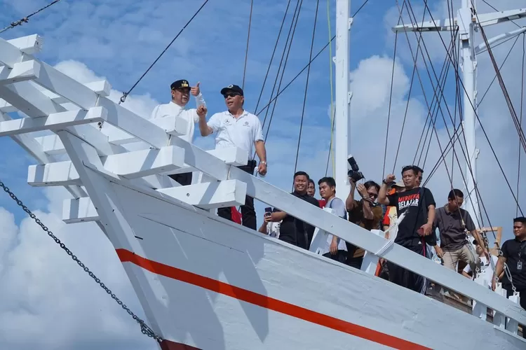 Pj Gubernur Sulsel Dr Bahtiar Baharuddin didampingi Bupati Bulukumba Andi Muchtar Ali Yusuf diatas perahu Pinisih. 