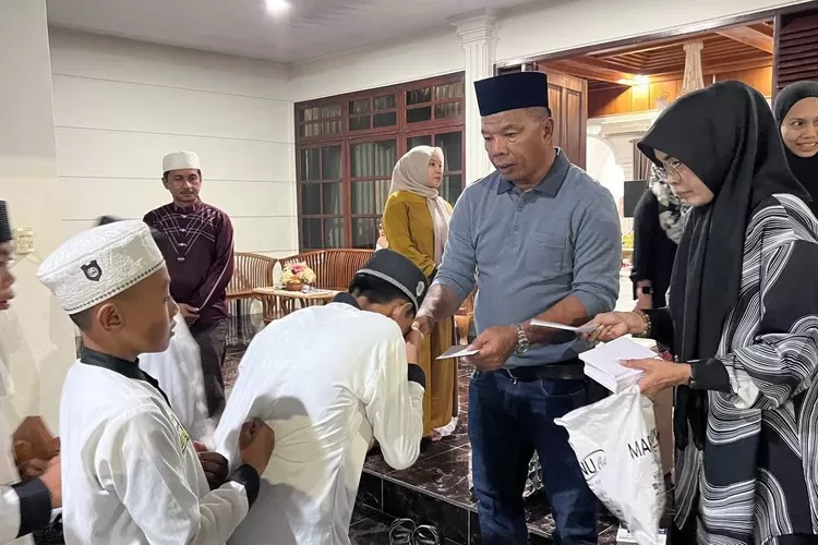 Bupati Bulukumba Andi Muchtar Ali Yusuf memberikan hadiah kepada para santri.