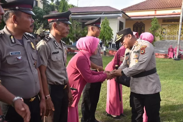 Kapolres Bulukumba AKBP Supriyanto memberikan selamat kepada personel yang naik pangkat.