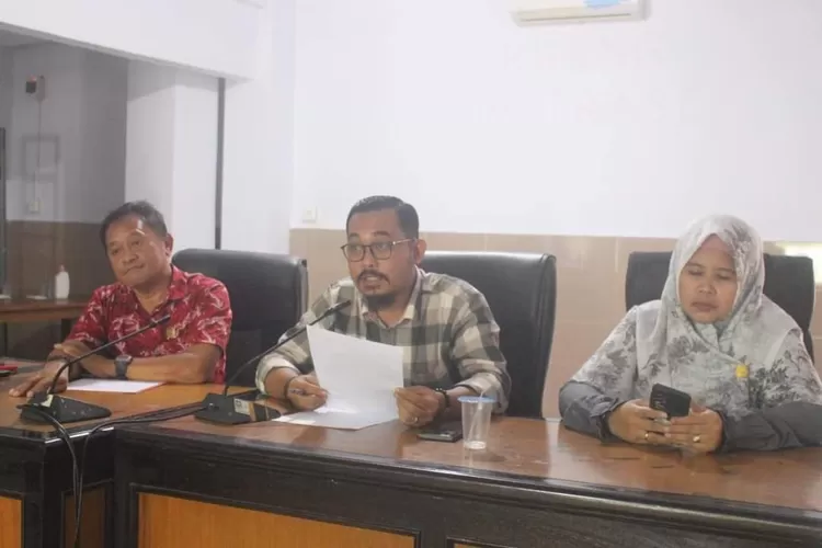 Anggota DPRD Bulukumba Zulkifli Saiye, Alkhaisar Jainar Ikrar dan Andi Narni Nur Intan saat menerima aspirasi masyarakat Kajang.