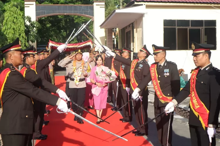 Prosesi Tradisi Pedang Pora yang dilakukan personel dalam menyambut Kapolres Bulukumba AKBP Andi Erma Suryono dan Ketua Bhayangkari Cabang Bulukumba Eli Andi Erma.