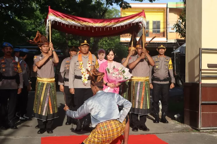 Kapolres Bulukumba, AKBP Andi Erma Suryono disambut tradisi Angngaru&rsquo;.