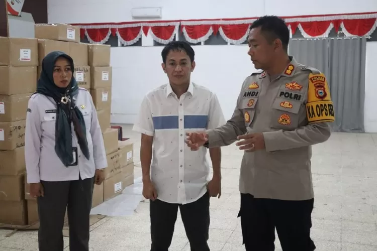 Kapolres Bulukumba AKBP Andi Erma Suryono saat bersama Ketua KPU Bulukumba, Asbar digudang logistik KPU.