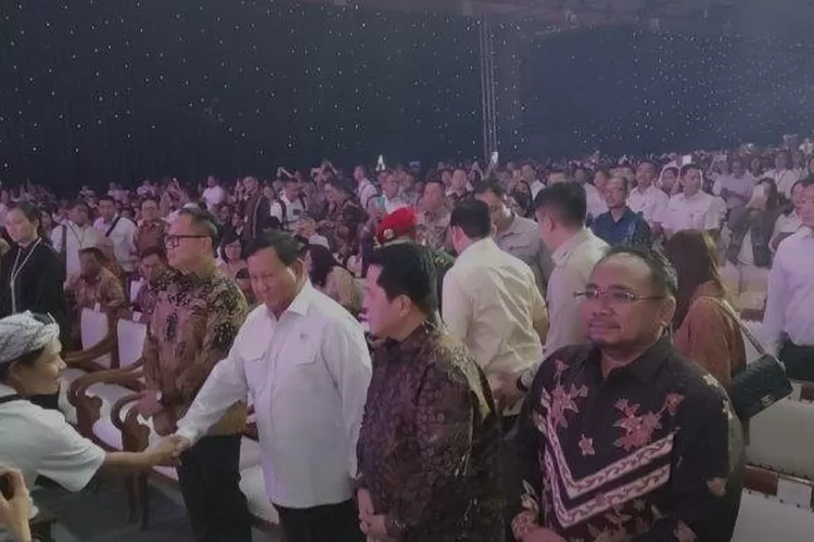 Menteri Pertahanan RI (Menhan) Prabowo Subianto bersama Menteri BUMN Erick Thohir dan Menteri Agama RI Yaqut Cholil Qoumas hadiri perayaan Natal Kementerian BUMN dan BUMN di Hall B, Jakarta Convention Center, Senayan, Senin (15/1/2024). 