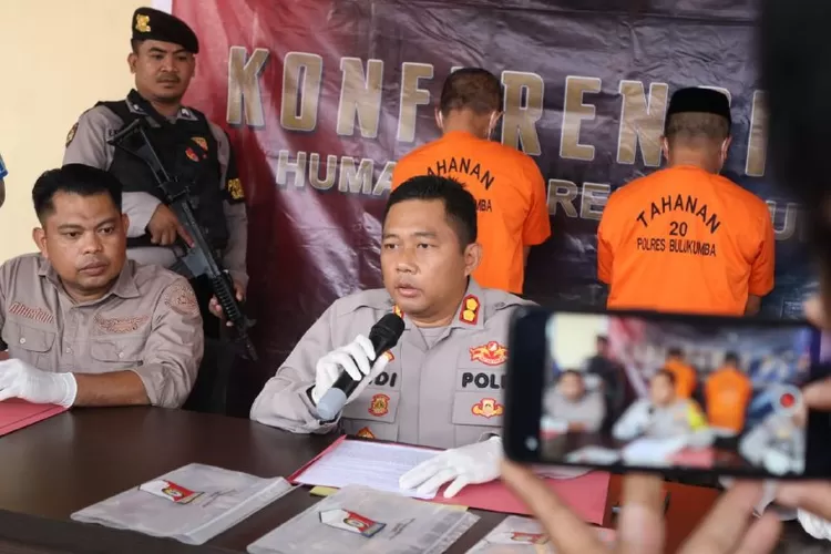 Kapolres Bulukumba AKBP Andi Erma Suryono memimpin langsung konfrensi pers penangkan dua pelaku curnak.
