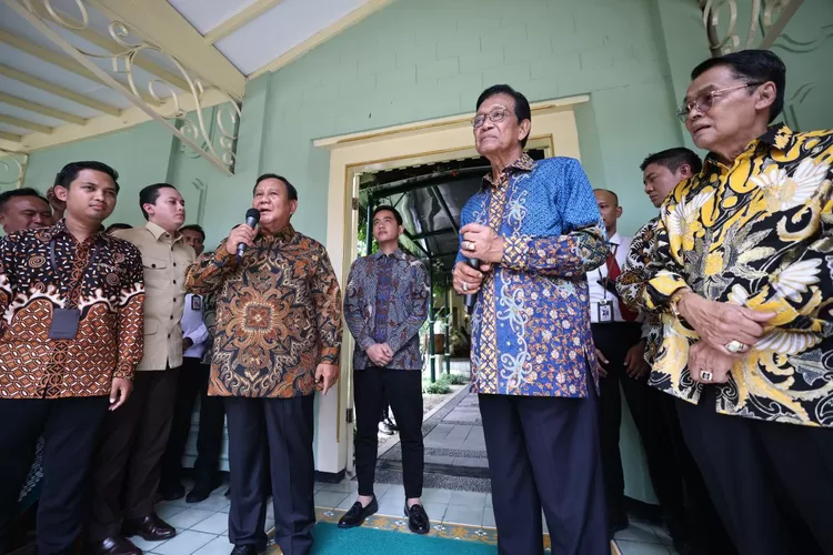 Prabowo Subianto dan Gibran Rakabuming Raka melakukan kunjungan silaturahmi ke Raja Kraton Ngayogyakarta Hadiningrat, Sri Sultan Hamengku Buwono (HB) X