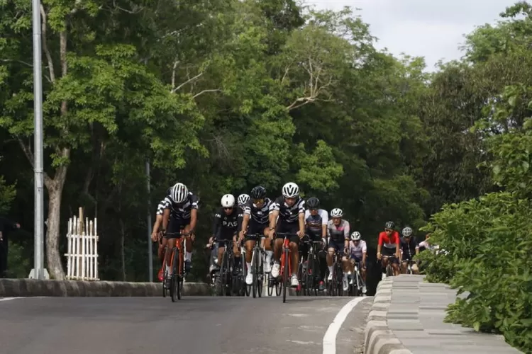 Kapolda Sulsel Irjen Pol Andi Rian R Djajadi melakukan gowes di kawasan Bira Bulukumba.