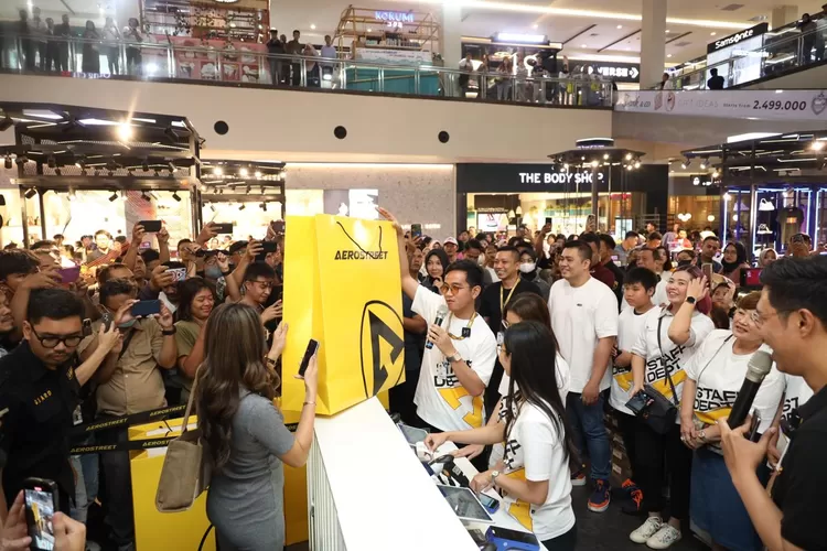 Gibran Rakabuming Raka bersama istrinya Selvi Ananda mendadak menjadi kasir, di event pameran produk lokal Aerostreet, di Mall Solo Paragon, Minggu 28 Januari 2024.