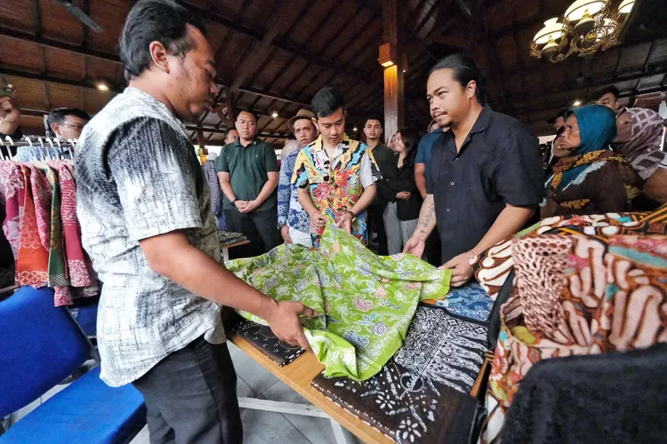 Gibran Rakabuming Raka menghadiri pertemuan dengan pengusaha UMKM dan pengrajin dan pelaku UMKM batik di Dapoer Pelangi Terrace di Kota Pekalongan.