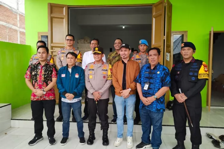 Kapolda Sulsel Irjen Pol Andi Rian R Djajadi bersama dengan Ketua KPUD Bulukumba Asbar dan Komisioner Rahmat Fajar.