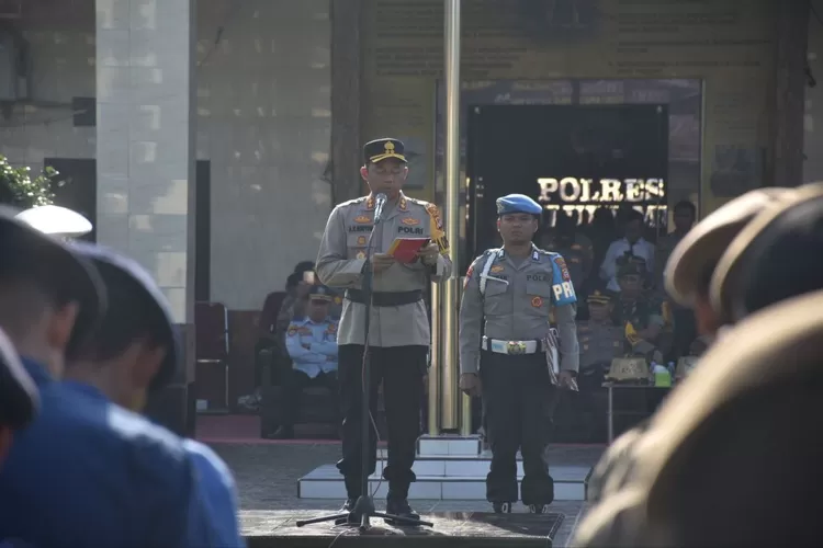 Kapolres Bulukumba, AKBP Andi Erma Suryono memimpin apel operasi keselamatan lalulintas 2024.
