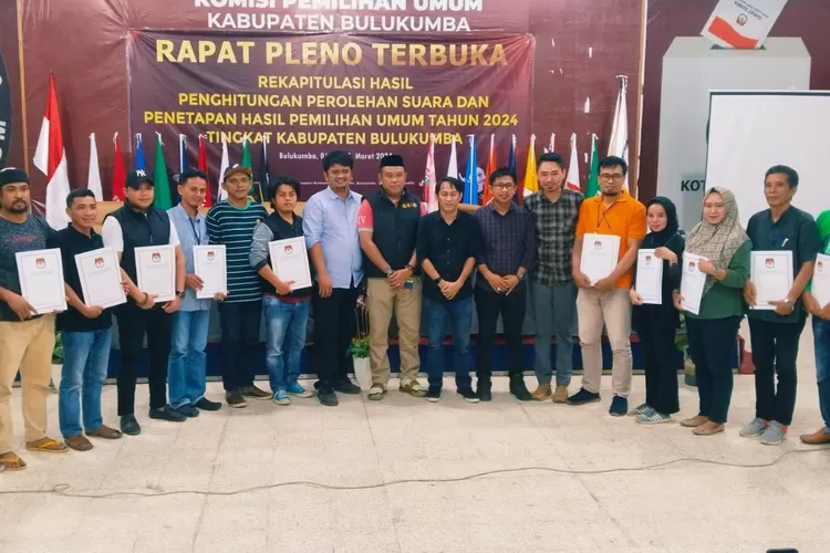 Komisioner KPU Bulukumba bersama para saksi dan Bawaslu usai merampungkan rekapitulasi.