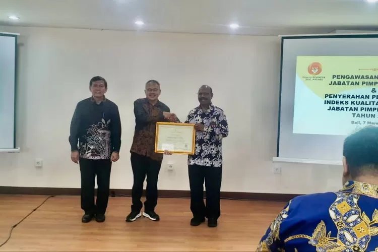 Sekda Bulukumba Muh Ali Saleng mewakili Pemkab Bulukumba menerima penghargaan dari KASN.