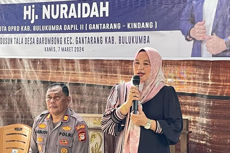 Anggota DPRD Bulukumba dari partai PAN, Hj Nuraidah saat menggelar reses di Desa Barombong.