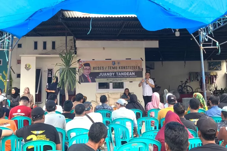 Anggota DPRD Bulukumba, Juandy Tandean saat menggelar reses di Kelurahan Caile, Kecamatan Ujungbulu. 
