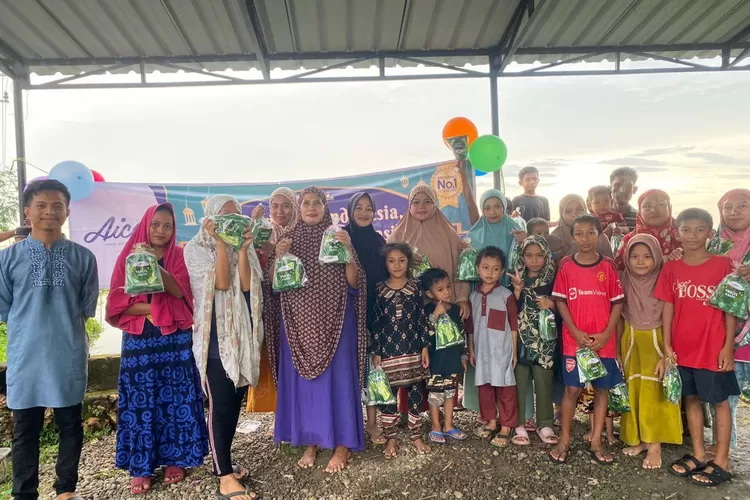 Operasional Manager Aice Group Bulukumba saat menggelar Berbagi Ramadan.