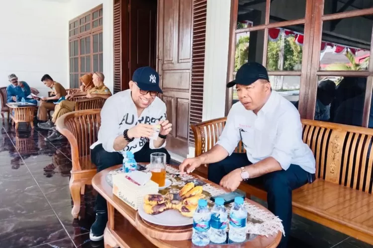 Ketua DPD II Golkar Bulukumba Nirwan Arifuddin bersantai bersama Bupati Bulukumba Andi Muchtar Ali Yusuf.