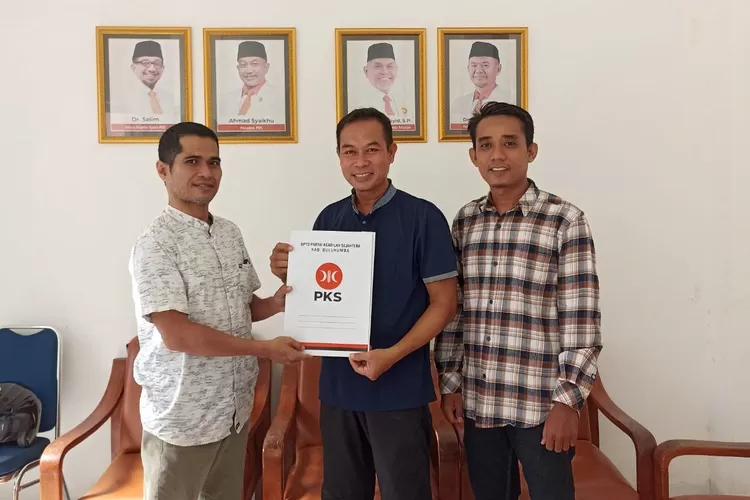 Sekretaris DPD PKS Bulukumba Lukman Abdullah menyerahkan formulir pendaftaran bacalon Pilkada 2024 ke Juru Bicara Akhmad Irvan, Nas Dhani.