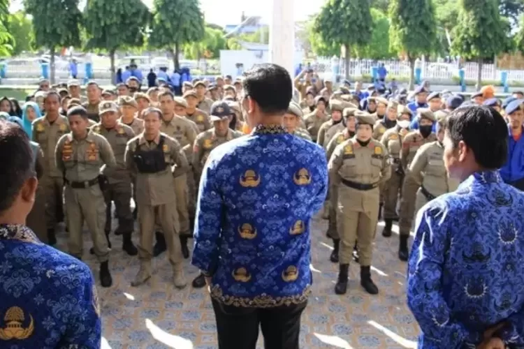 Wabup Bulukumba Andi Edy Manaf memberikan pengarahan kepada personel Saptol PP dan Damkar dihalaman kantor Bupati Bulukumba.