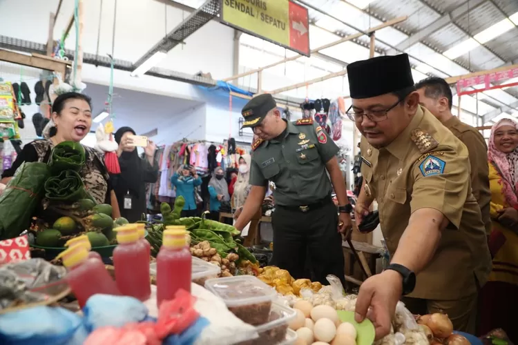 Pj Bupati Bantaeng Andi Abubakar memantau harga dan ketersediaan bahan pokok di pasar tradisional, Kamis, 4 April 2024.