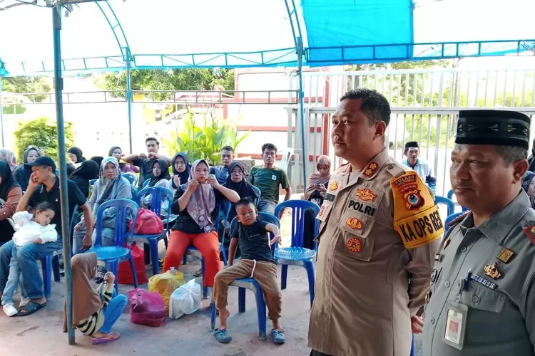 Kapolres Bulukumba AKBP Andi Erma Suryono didampingi Kalapas Taccorong Bulukumba Mut Zaini saat memantau Hari Bebas Besuk, Kamis, 11 April 2024.