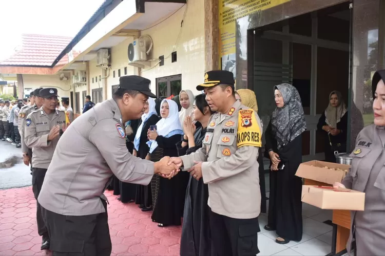 Usai menggelar apel, Kapolres Bulukumba AKBP Andi Erma Suryono menggelar halalbihalal bersama seluruh personel Polres Bulukumba, Rabu, 17 April 2024.