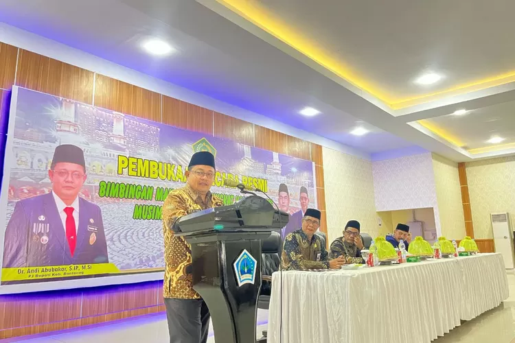Pj Bupati Bantaeng Andi Abubakar saat membuka manasik haji Bantaeng tahun 2024.