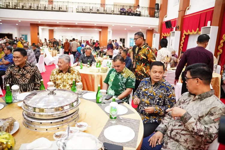 Pj Bupati Bantaeng Andi Abubakar berbincang dengan Wakil Bupati Bulukumba Andi Edy Manaf saat menghadiri penyambutan Kejati Sulsel Agus Salim.