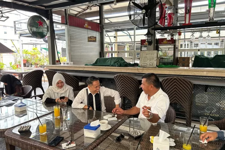 Pengurus DPP Golkar Jamaluddin M Syamsir (JMS) berbincang santai dengan Bupati Bulukumba Andi Muchtar Ali Yusuf (Andi Utta) di Kota Makassar, Minggu, 21 April 2024.