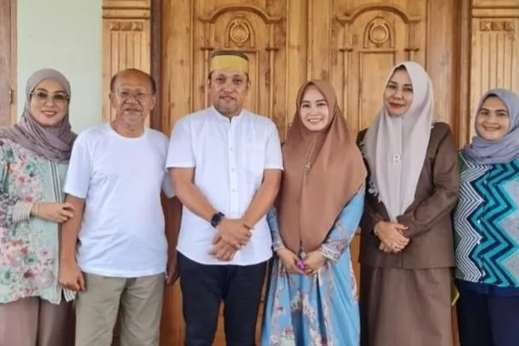 Mantan Bupati Jeneponto Iksan Iskandar menerima kunjungan Paris Yaris yang juga mantan wakilnya saat menjabat.