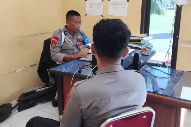 Birptu AD saat diperiksa Propam Polres Bulukumba.