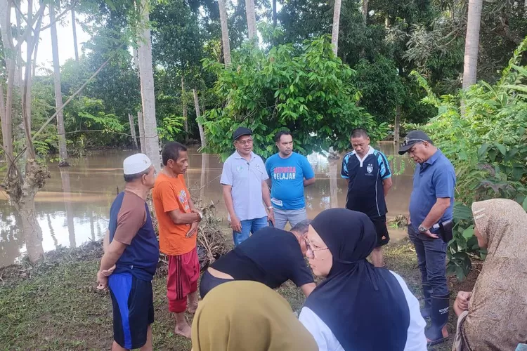 Bupati Andi Utta memantau lokasi banjir di tiga kecamatan di Kabupaten Bulukumba. 