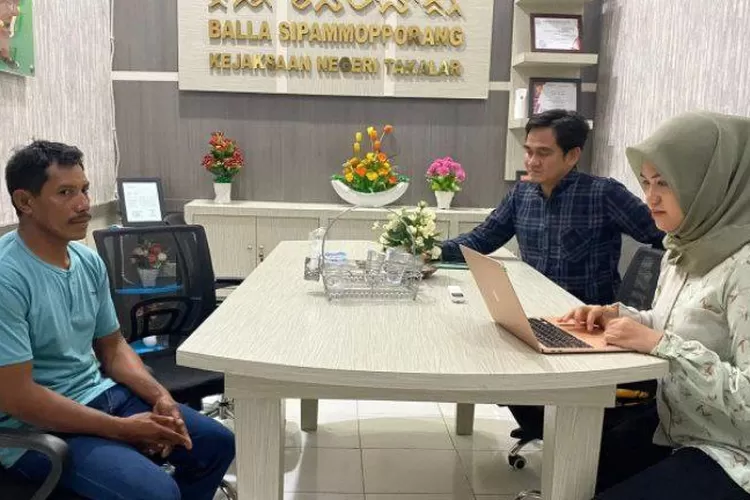 Jamaluddin Daeng Talli diperiksa pihak Kejari Bulukumba di kantor Kejari Takalar.