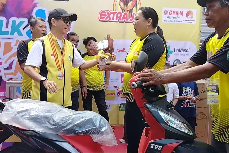 Jamaluddin M Syamsir (JMS) serahkan hadiah sepeda motor kepada peserta Jalan Santai Fokusmaker Bulukumba, Minggu, 19 Mei 2024.