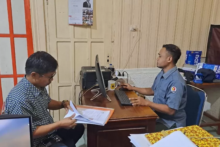 Komisioner KPU Bulukumba Syamsul saat diperiksa Bawaslu Bulukumba terkait seleksi PPK.