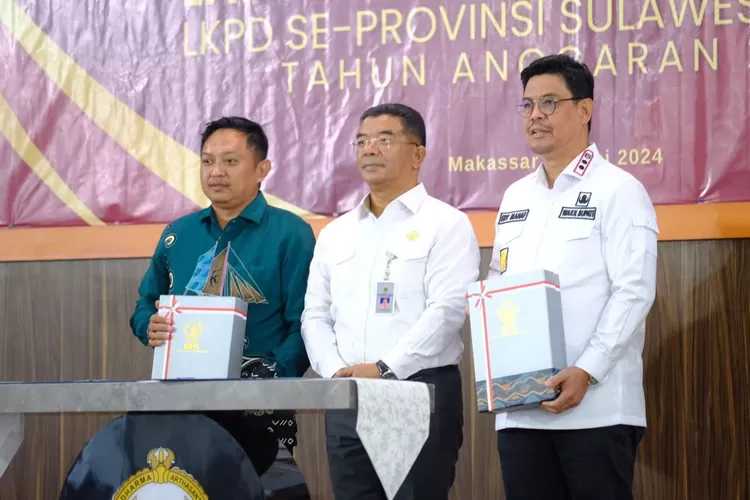 Wakil Bupati Bulukumba Andi Edy Manaf bersama Ketua DPRD Bulukumba H Rijal menerima penyerahan WTP dari Ketua BPK Sulsel Amin Adab, Rabu, 29 Mei 2024.