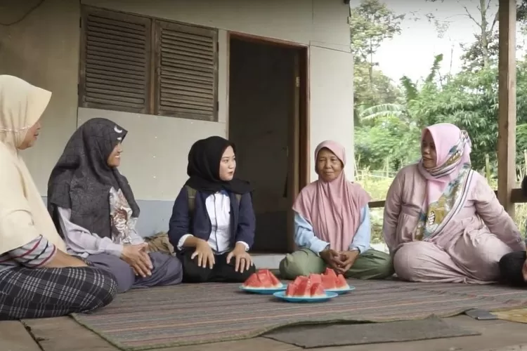 PNM Mekaar Padalarang hadir memberikan motivasi kepada ibu-ibu dalam mengelolah sampah. 