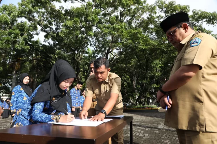 287 PPPK Bantaeng menerima SK yang diserahkan Pj Bupati Bantaeng Andi Abubakar.