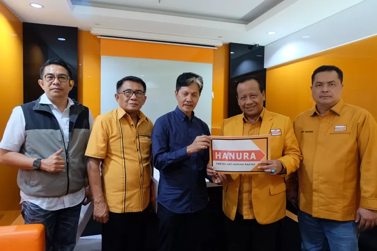 Bakal calon Bupati Bulukumba Andi Mahfud Sultan didampingi Ketua Hanura Bulukumba saat menerima rekomendasi  surat tugas usungan di Pilkada Bulukumba 2024.