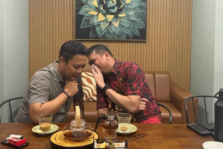 Bupati Gowa Adnan Purichta Ichsan berbisik ke Ketua DPD Gerindra Sulsel Andi Iwan Aras. Keduanya dikabarkan akan berpaket di Pilgub Sulsel 2024.