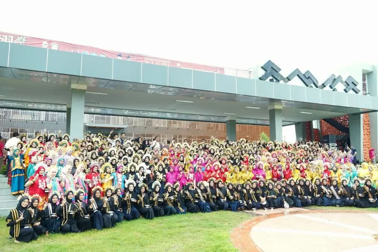 Kabupaten Bulukumba ikut andil pecahkan rekor MURI jumlah penari Paduppa terbanyak di Dunia, Rabu, 12 Juni 2024. 