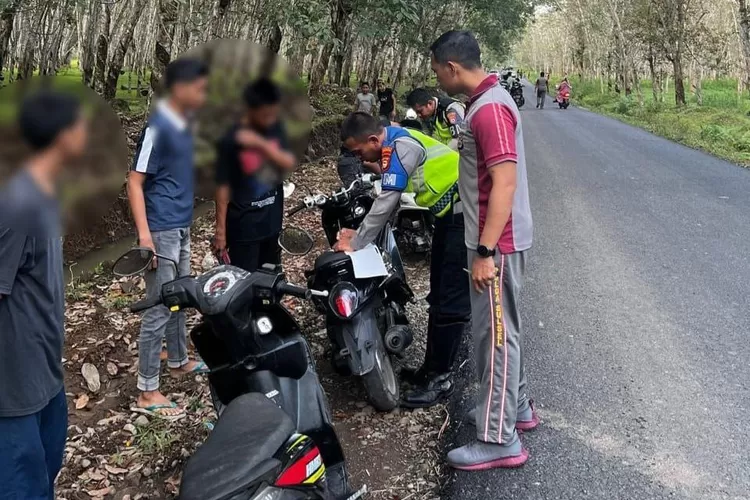 Porsenil Satlantas Polres Bulukumba mengamankan puluhan motor yang terlibat balap liar di Ujungloe.