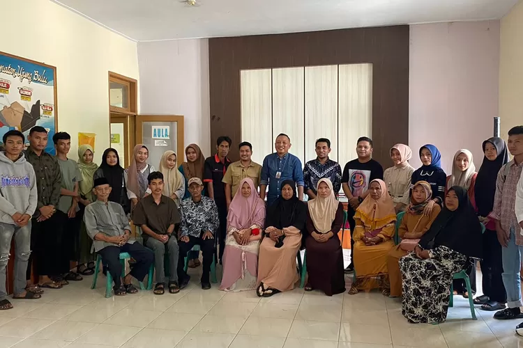 Pemerintah Kecamatan Ujung Bulu bersama sejumlah calon mahasiswa yang akan mengikuti Program Pendidikan Gratis Mahasiswa Dhuafa gelombang kedua. (Istimewa)