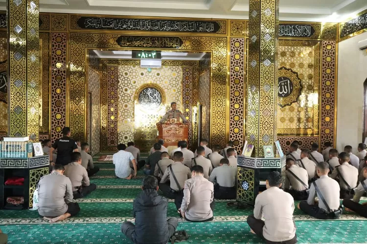 Personel Polres Bulukumba mengikuti pembinaan rohani (Binrohtal). 