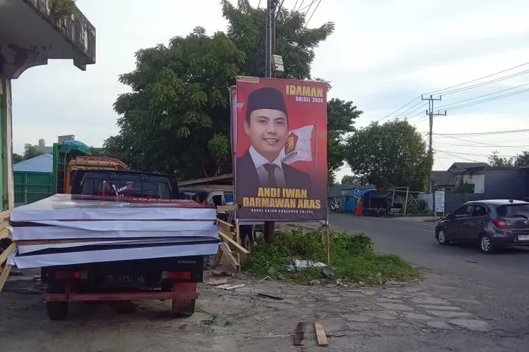 Ratusan baliho calon Gubernur Sulsel Andi Iwan Aras disebesar Relawan Muda Bulukumba .
