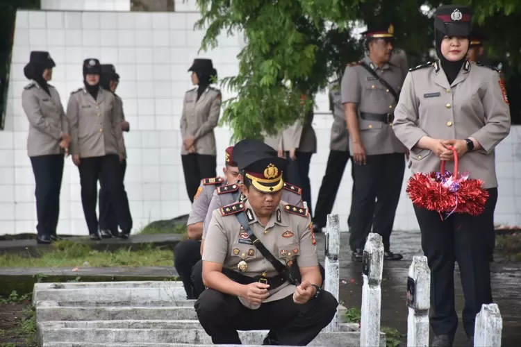Kapolres Bulukumba AKBP Andi Erma Suryono berziarah di TMP Taccorong Bulukumba.